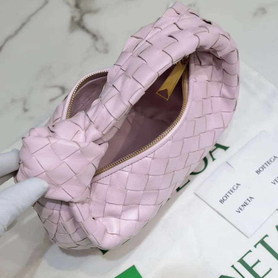 Batch 1120 BV Bottega Veneta's new early spring women's MINI JODIE handbag BV bag 🔥The new method is based on the original rounded corners, knotted with classic woven leather round hobo bag, The most iconic triangular pull-out design, using sheepskin draped soft shape, is super suitable for concave shapes~ Jodie feels really gentle to people, and is definitely the best item for daily matching. It has the same weave, new elements and twists, is compact and versatile, and is the new favorite of street style Internet celebrities! Dimensions: 23x28x8 Model: 6699-1